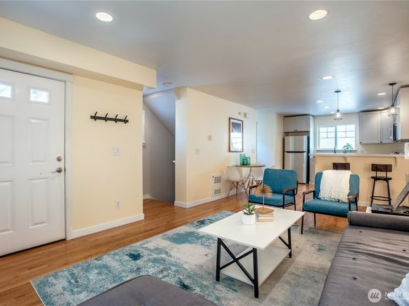 118 N 104th Street A, Seattle WA 98133