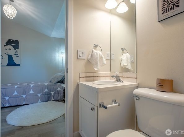 118 N 104th Street A, Seattle WA 98133