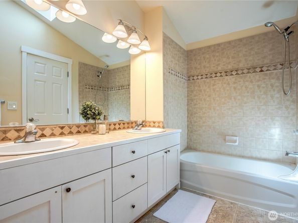 118 N 104th Street A, Seattle WA 98133