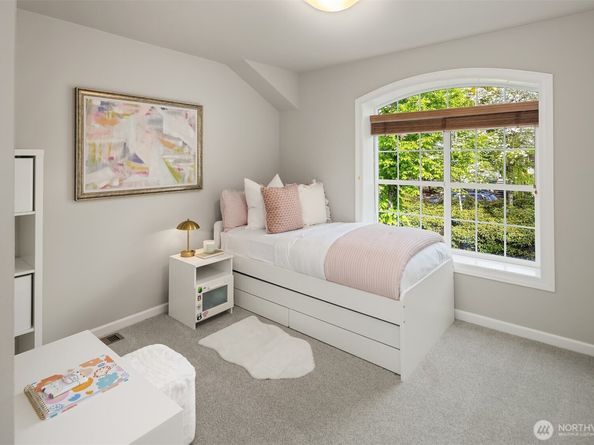 1977 16th Court NE, Issaquah WA 98029