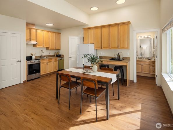 1977 16th Court NE, Issaquah WA 98029