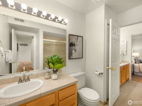 9926 NE 144th Lane 301, Kirkland WA 98034