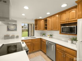 9926 NE 144th Lane 301, Kirkland WA 98034