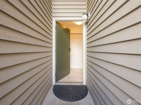 9926 NE 144th Lane 301, Kirkland WA 98034