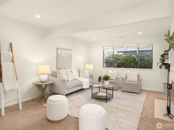 9926 NE 144th Lane 301, Kirkland WA 98034