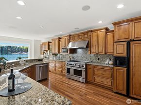8696 Island Drive S, Seattle WA 98118