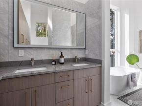 11905 89th Avenue NE, Kirkland WA 98034