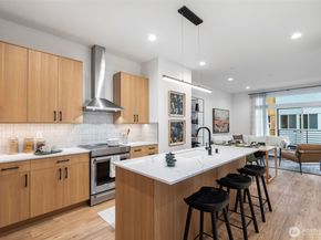 1142 129th Court NE 302, Bellevue WA 98005