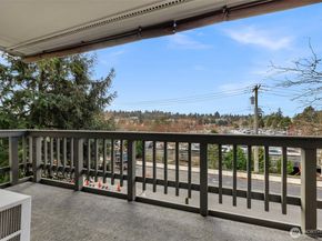 2500 81st Avenue SE 118, Mercer Island WA 98040