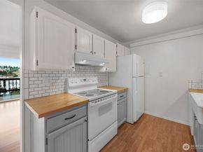 2500 81st Avenue SE 118, Mercer Island WA 98040