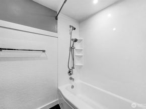2500 81st Avenue SE 118, Mercer Island WA 98040