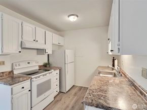 2500 81st Avenue SE 329, Mercer Island WA 98040