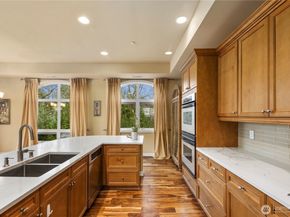 10398 NE 17th Street 305, Bellevue WA 98004