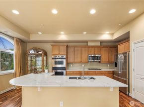 10398 NE 17th Street 305, Bellevue WA 98004