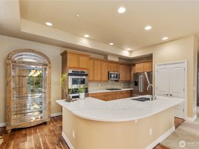 10398 NE 17th Street 305, Bellevue WA 98004