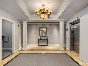 10398 NE 17th Street 305, Bellevue WA 98004