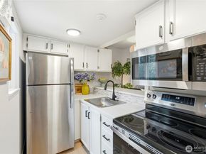15846 NE Leary Way 6201, Redmond WA 98052