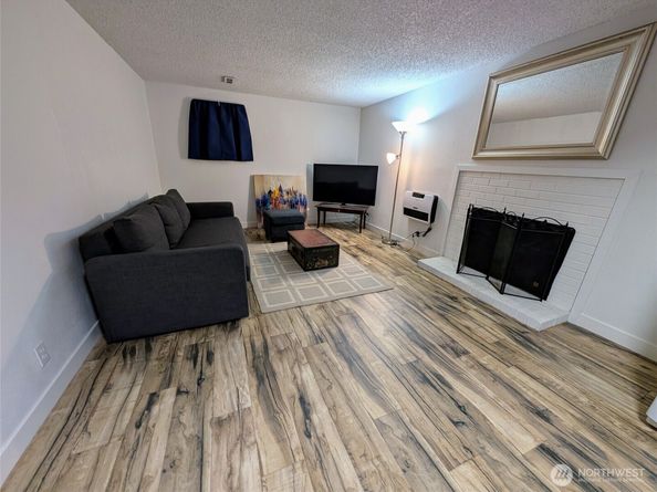 936 N 101 Street, Seattle WA 98133