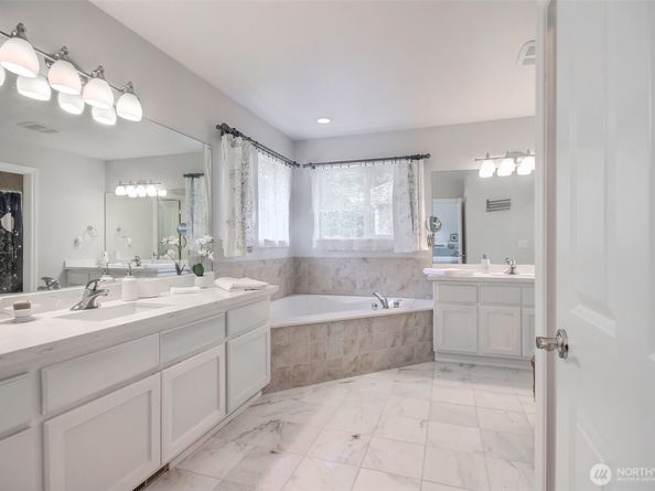 4 148 Place SW, Lynnwood WA 98087