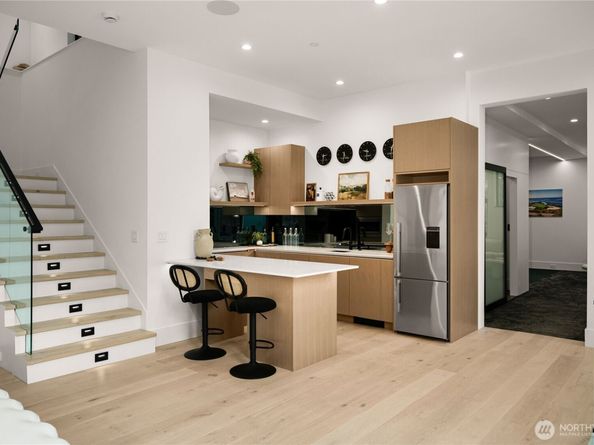 8933 NE 117th Place, Kirkland WA 98034