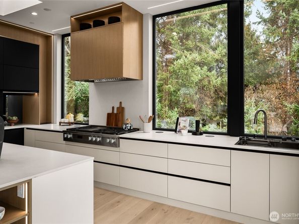 8933 NE 117th Place, Kirkland WA 98034