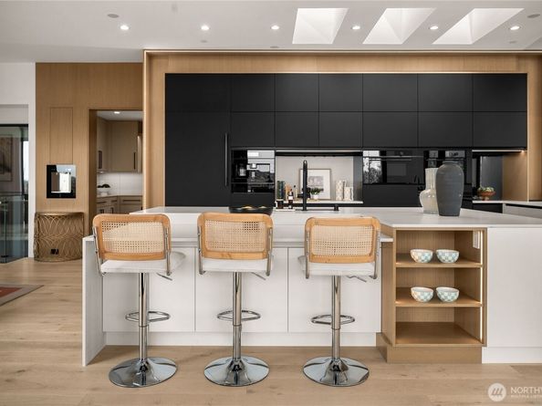 8933 NE 117th Place, Kirkland WA 98034