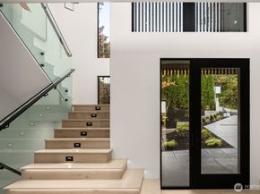 8933 NE 117th Place, Kirkland WA 98034