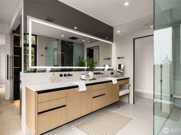 8933 NE 117th Place, Kirkland WA 98034