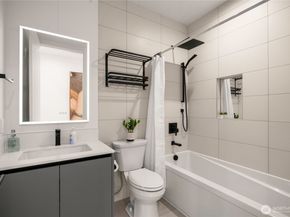 8933 NE 117th Place, Kirkland WA 98034