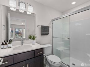 19345 NE 69th Circle 106, Redmond WA 98052