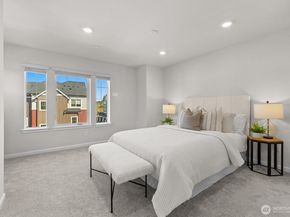 19345 NE 69th Circle 106, Redmond WA 98052