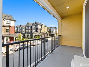 19345 NE 69th Circle 106, Redmond WA 98052