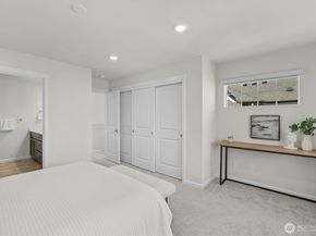 19345 NE 69th Circle 106, Redmond WA 98052