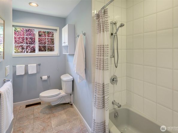 18704 58th Avenue NE, Kenmore WA 98028