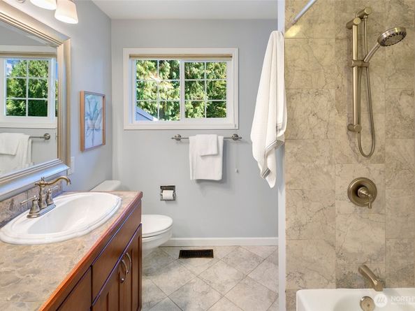 18704 58th Avenue NE, Kenmore WA 98028