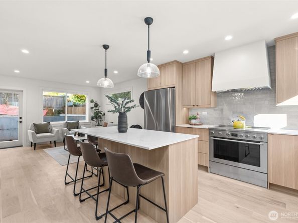 7352 22nd Avenue NW, Seattle WA 98117