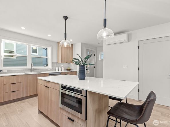 7352 22nd Avenue NW, Seattle WA 98117