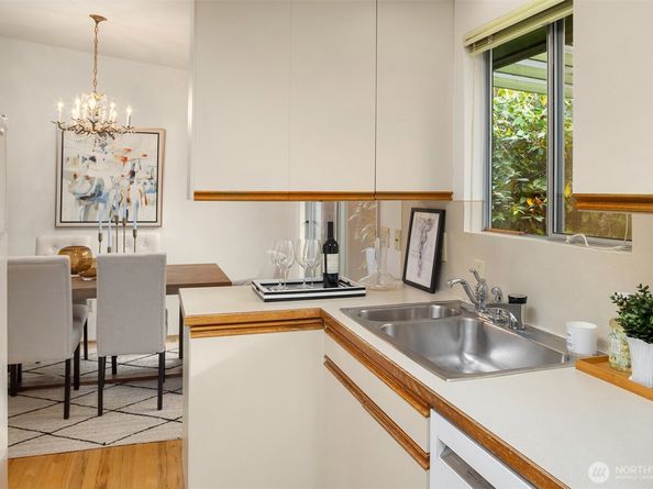 6037 NE 61st Street, Seattle WA 98115