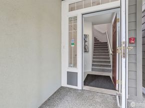 4322 NE 5th Court 105, Renton WA 98059