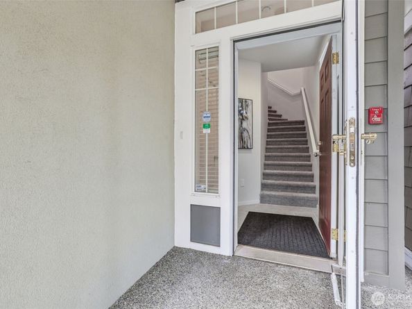 4322 NE 5th Court 105, Renton WA 98059