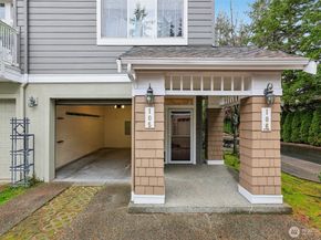 4322 NE 5th Court 105, Renton WA 98059
