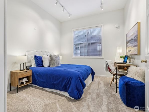 4322 NE 5th Court 105, Renton WA 98059