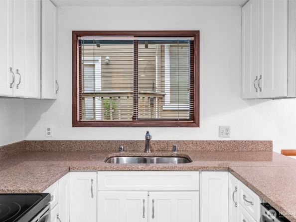 1210 101st Place NE 1210, Bellevue WA 98004