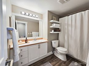 2272 Newport Way NW 14, Issaquah WA 98027