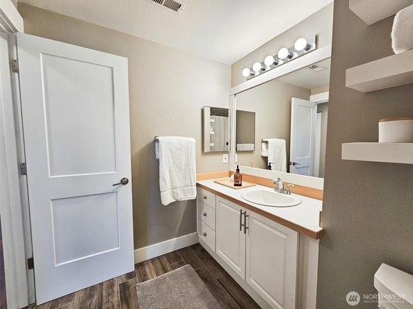 2272 Newport Way NW 14, Issaquah WA 98027