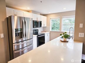 2272 Newport Way NW 14, Issaquah WA 98027