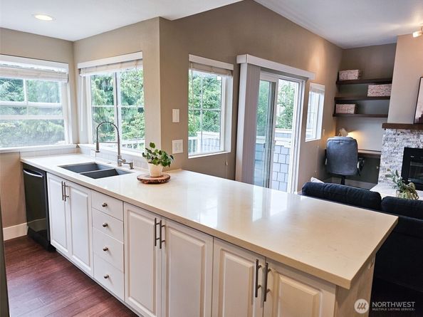 2272 Newport Way NW 14, Issaquah WA 98027