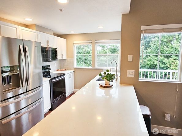 2272 Newport Way NW 14, Issaquah WA 98027