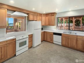 1083 Puget Drive E, Port Orchard WA 98366