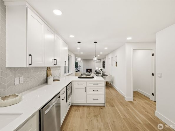 19531 55th Avenue NE, Lake Forest Park WA 98155